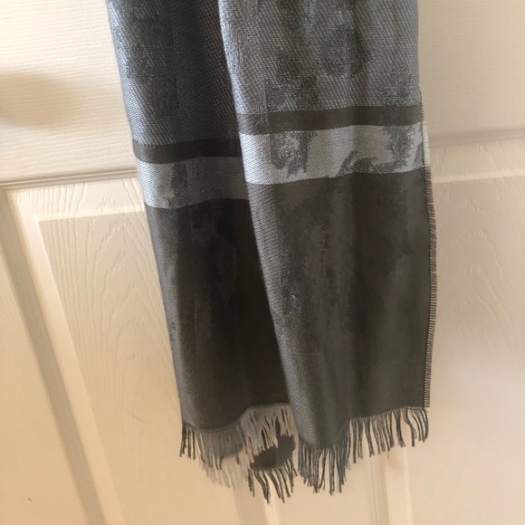 Silky Grey Scarf from Paris - Picture 5 of 8